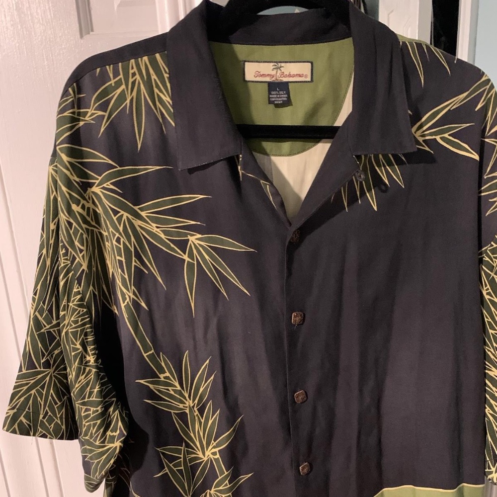 Tommy Bahama Mens 100% Silk, short sleeve button down Size Large